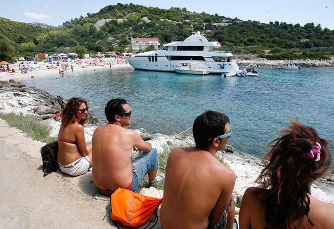 If you go down to the beach today you’re in for a big surprise - Hvar holiday-makers gather to watch the rescue  ©  SW